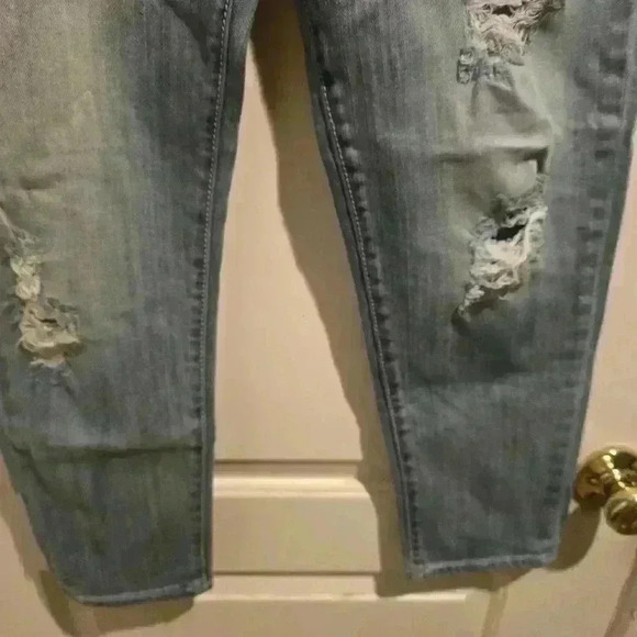 P7038A Maurice's medium denim distressed crop jeans size 31in  / 7/8 - Picture 3 of 7